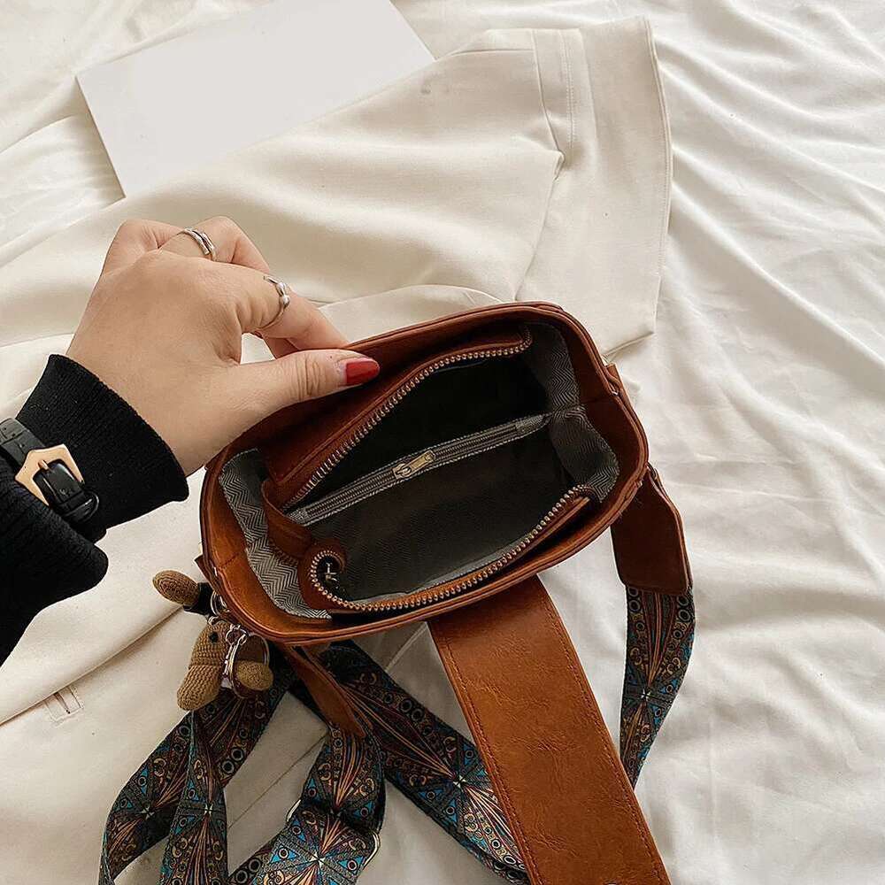 Women Vintage Shoulder with Pendant Classic Crossbody PU Leather All-Match Messenger Female Commute Bag