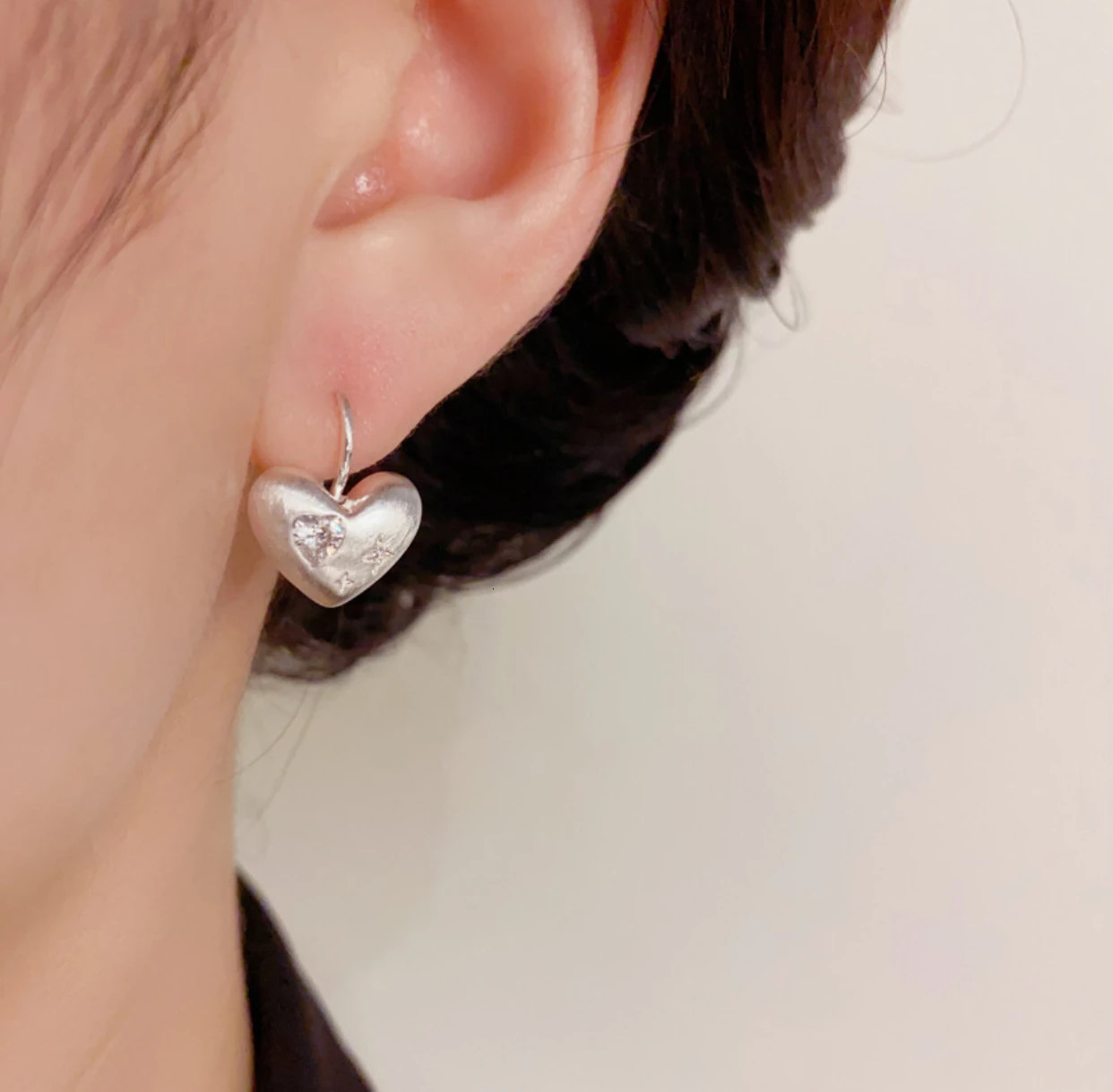 1.6 * 1.1 cm Korean fashion simple metal wire heart ear clip sweet and cool versatile earring 250517