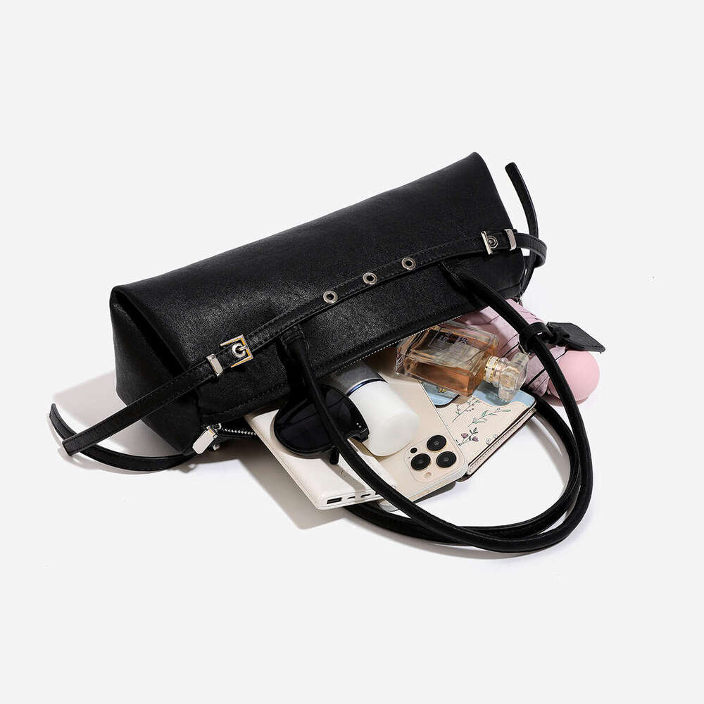Motorcycle style stick women's 2025 new high-end sausage bag, vegetable tanned leather commuting single shoulder armpit bag