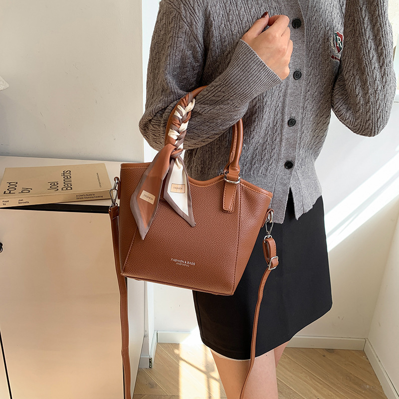 Handheld fashionable bucket Korean version trendy shoulder for women 2024 new niche simple casual crossbody commuting bag