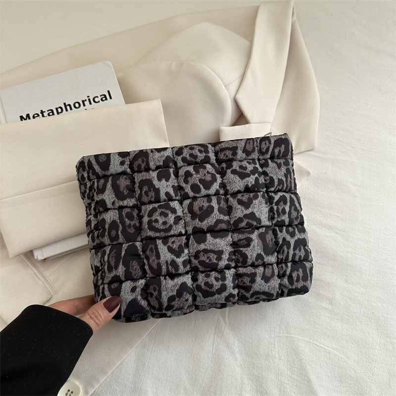 Free Delivery Designer Bag Internet Celebrity Fashion Pleated Coin Purse 2025 Spring New Stylish Hand Popular This Year Casual Versatile Women Luxury 