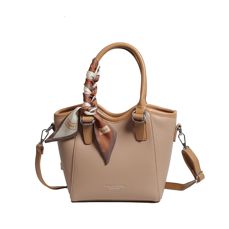 Handheld fashionable bucket Korean version trendy shoulder for women 2024 new niche simple casual crossbody commuting bag