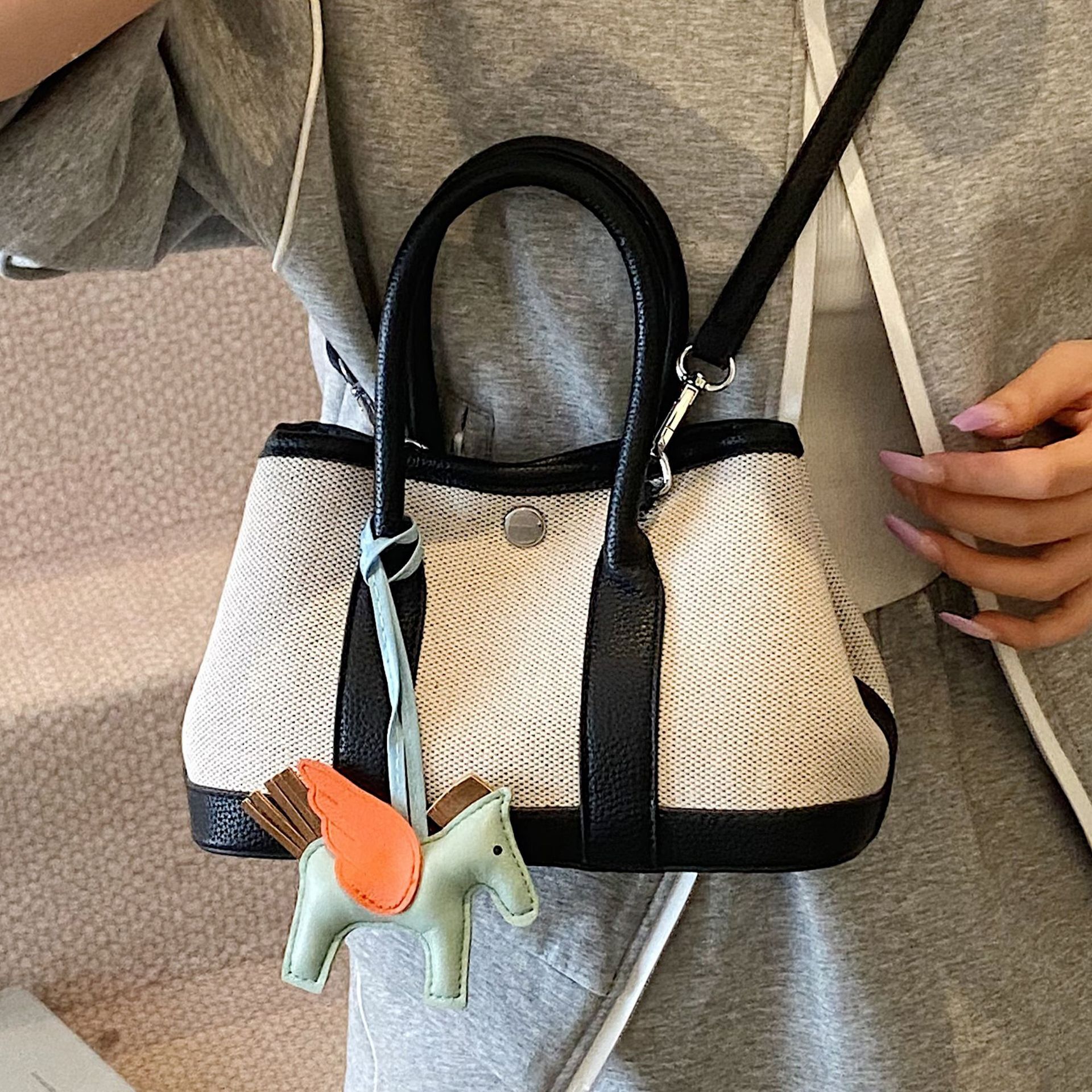 Advanced and fashionable hand-held bucket for women in spring 2025 versatile tote bag popular crossbody bag