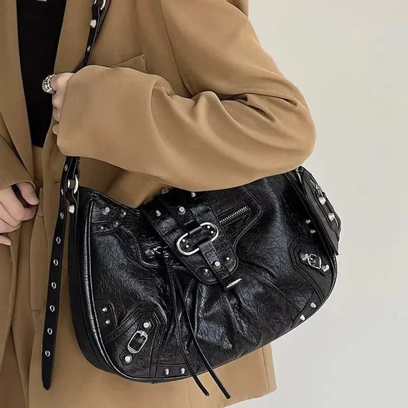 Cool Vintage Large Capacity Cropped Studded Motorcycle New Single Shoulder Slant Cross Commuting Big Bag Hip Hop Style
