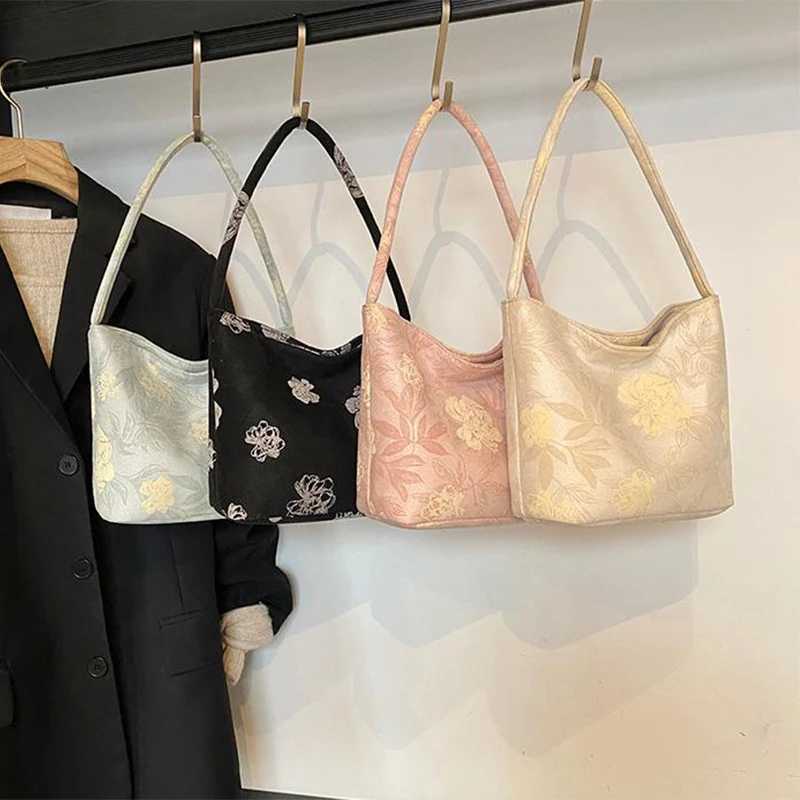 Flower Embroidered Chinese Style Dumpling Crescent Crossbody Shoulder BagChic Compact Sling BagWomen Purse Zipper Handbag M250520