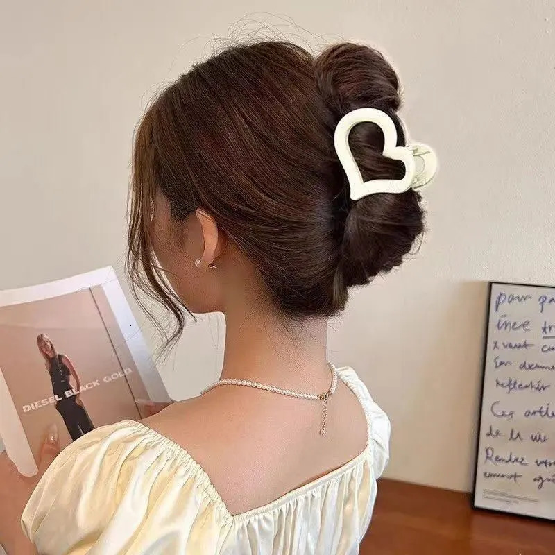 Love Hollow Womens Hair Grab Korean Y2k Shark Clip Cute Style Wedding Party Hairpin Womens Hair Accessories 250517