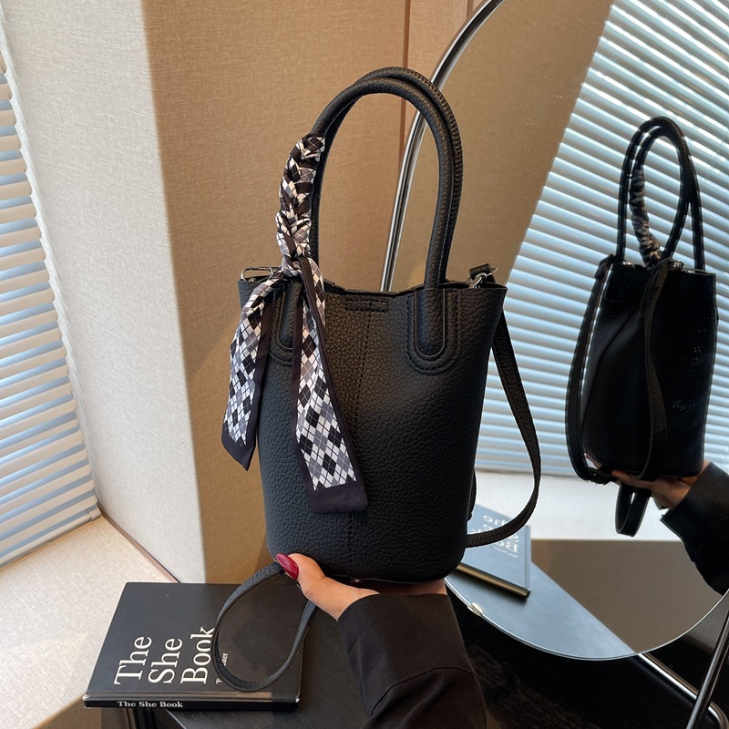 2025 New High end Handbag for Women Popular and niche design Single shoulder crossbody bag Korean version Versatile Bucket bag