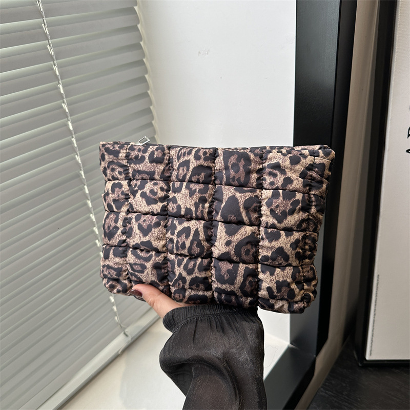 Free Delivery Designer Bag Internet Celebrity Fashion Pleated Coin Purse 2025 Spring New Stylish Hand Popular This Year Casual Versatile Women Luxury 