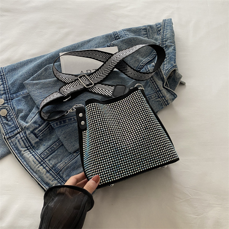 Free Delivery Designer Bag Light Exquisite Diamond Inlaid Hand Held Water Bucket For Women With Niche Design And A Stylish High End Texture. Wide Stra