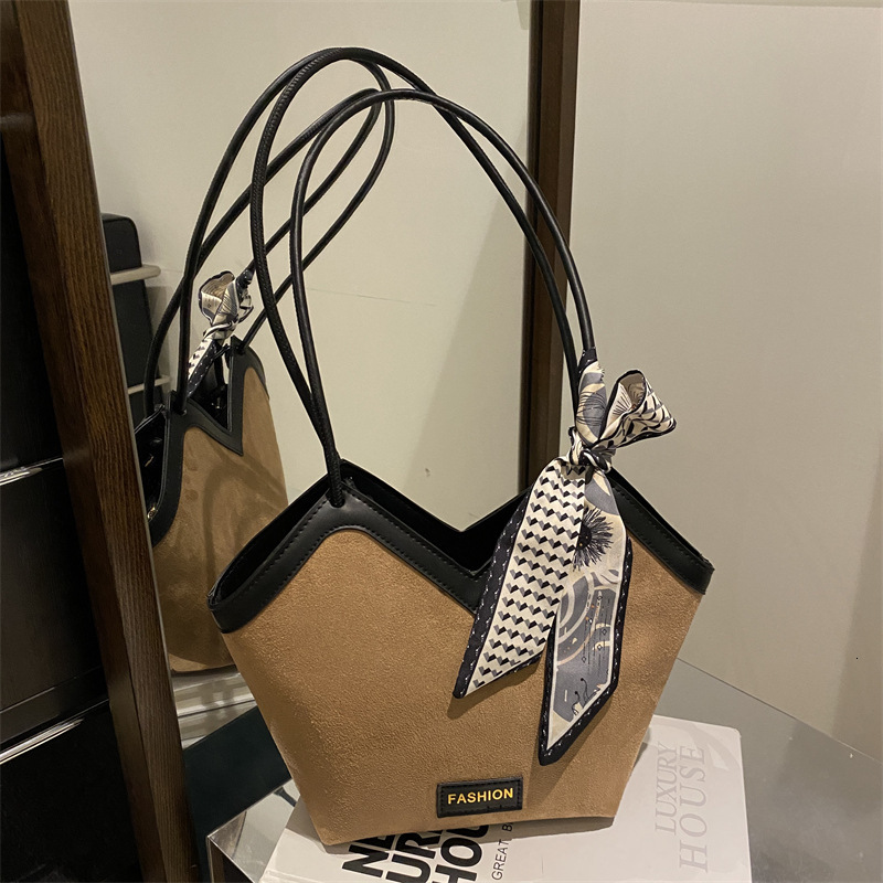 Fashion frosted large capacity for women 2025 new trend shoulder commuting leisure tote bag
