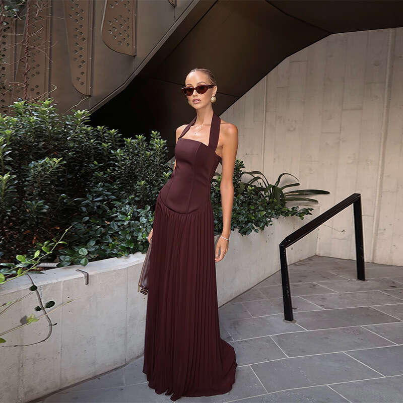Hanging neck, strapless, pleated European American 2025 spring new socialite style waist cinched long skirt, chic and elegant clothing