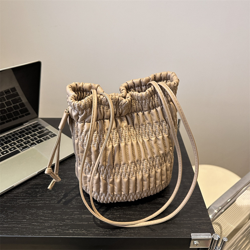 Free Delivery Designer Bag Internet Celebrity Fashion Gentle Pleated Single Shoulder 2025 Spring New Versatile Ins Armpit Bucket For Women Luxury Bag