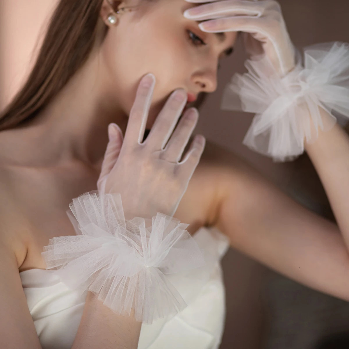 WG094 Elegant Wedding Bridal Gloves Soft Tulle Ruffled Edge Women Brides Bridesmaid Short White Gloves for Pageant Perform 250520
