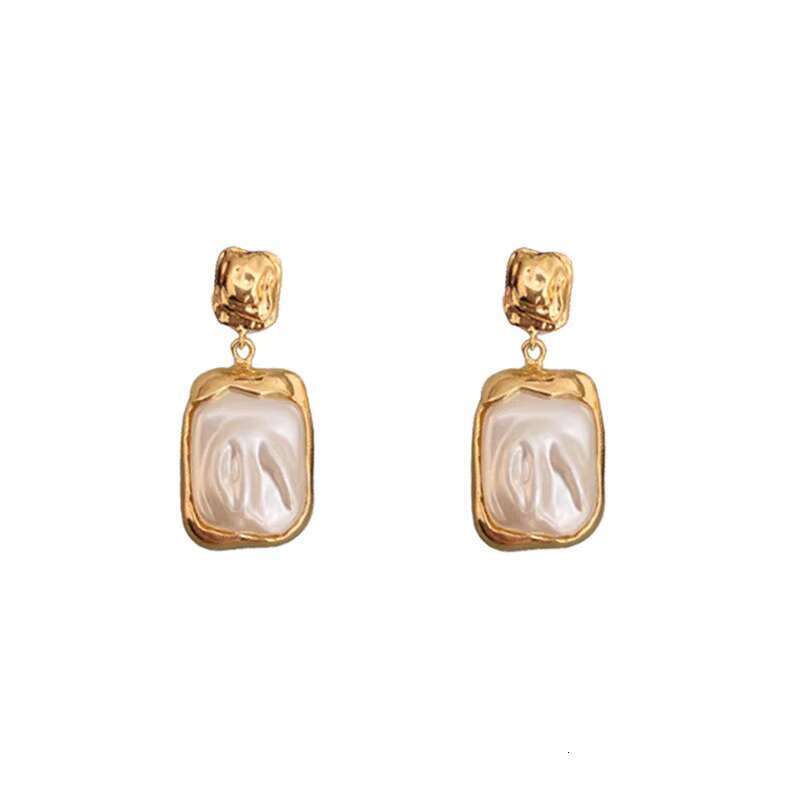 Elegant and luxurious gold-plated square pleated niche, Baroque pearl antique style women's earrings