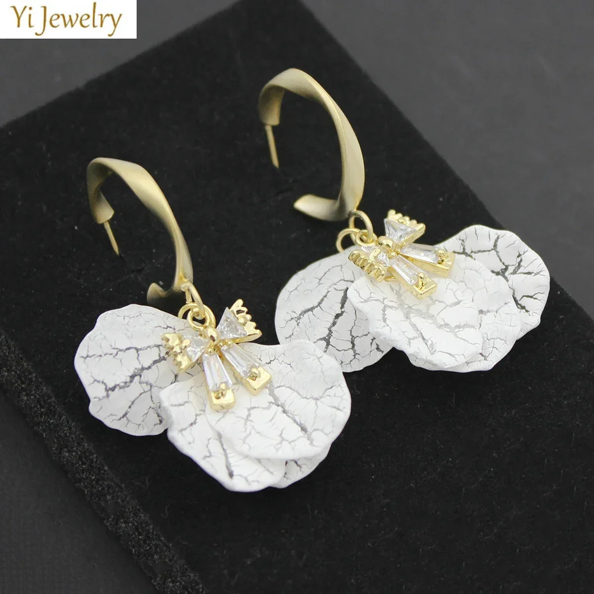 White Shell Earrings for Women Small Hoop Flower White Petal Pendant Earrings Sweet Jewelry Gift Female 250520