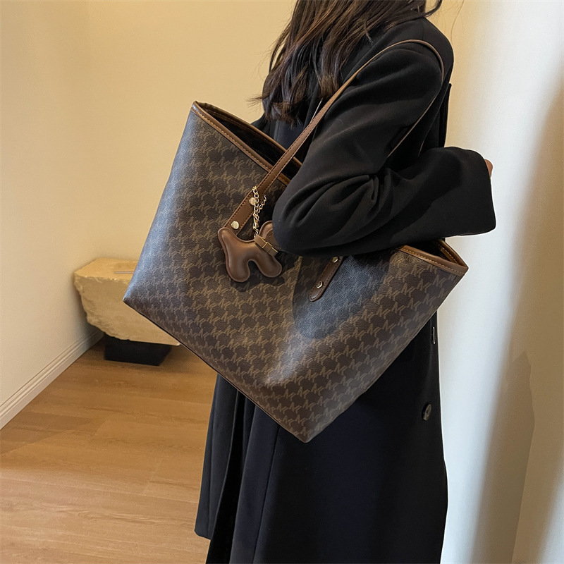 Tote for women 2025 new model hand-held commuting bag fashionable outdoor large capacity single shoulder bag