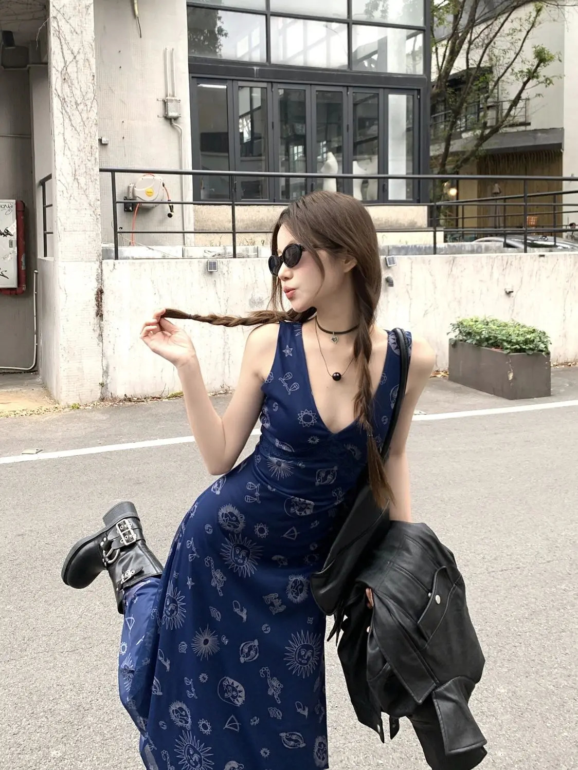 Dopamine Retro Vneck Vest Dress for Womens Chic Girl Style Waisthugging and Slimming Onepiece Aline Long Skirt 250520