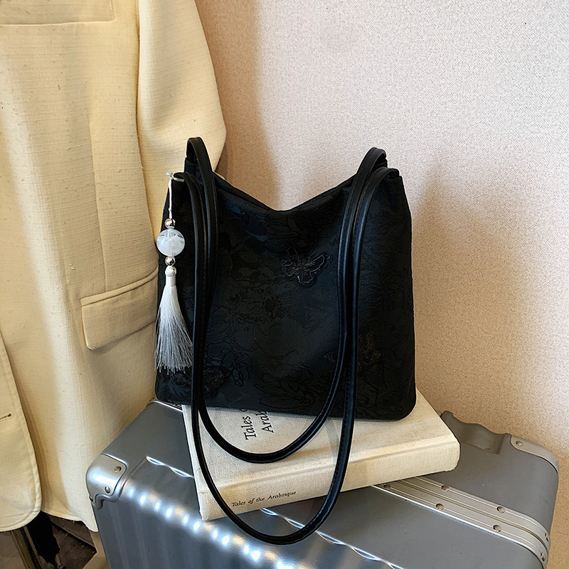 New Chinese style handbag for women in 2025, niche and popular butterfly embroidery shoulder bag, large capacity bucket bag