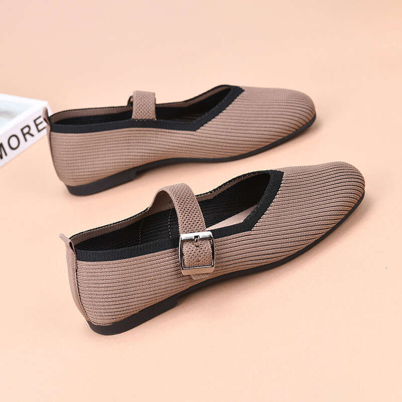 Large size women's breathable mesh square toe casual shoes are soft, lightweight, breathable, and have a mother's shoe lining