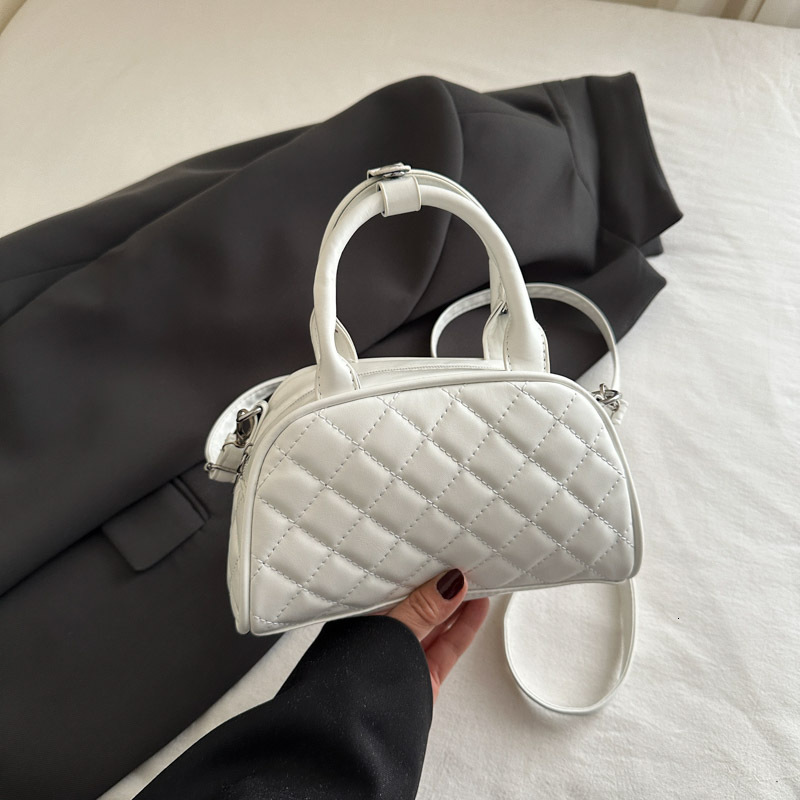 Free Delivery Designer Bag 2025 Spring New Style Niche Bowling Diamond Grid Commuting Hand Fashionable And Versatile Luxury Bag