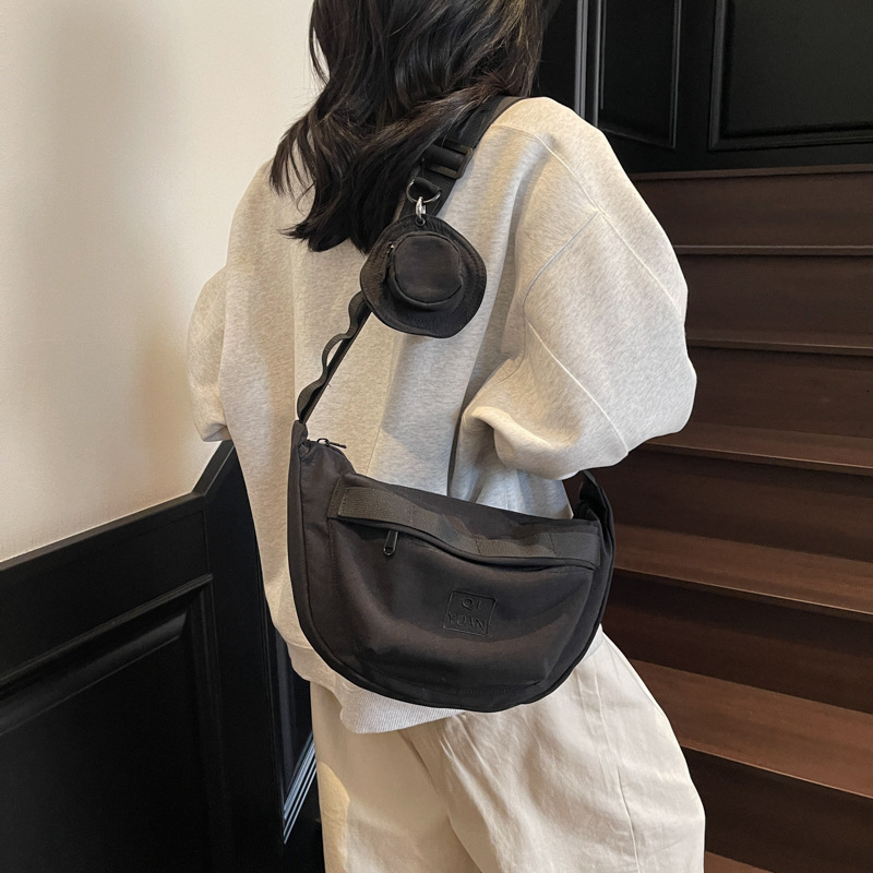 2025 new niche design high-end sense shoulder women versatile crossbody for spring and summer women's baguette bag trendy