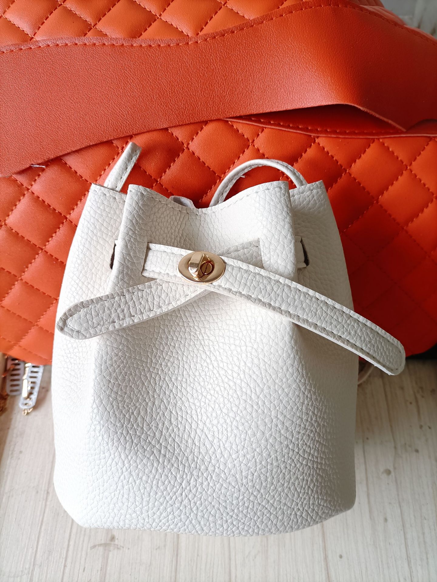 Elegant Casual Backpack: Compact Design & Secure Closure bucket bag designer bag