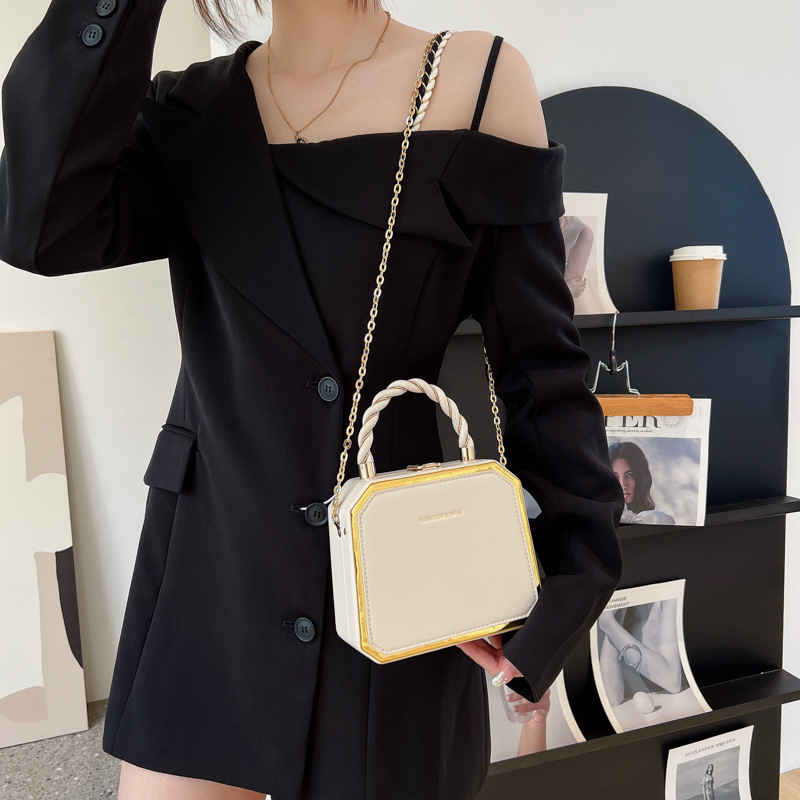 French Chain Box for Women 2025 New and Versatile Single Shoulder Crossbody Fashionable Handheld Small Square Bag