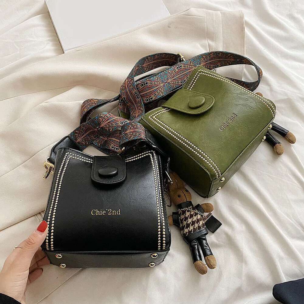 Women Vintage Shoulder with Pendant Classic Crossbody PU Leather All-Match Messenger Female Commute Bag