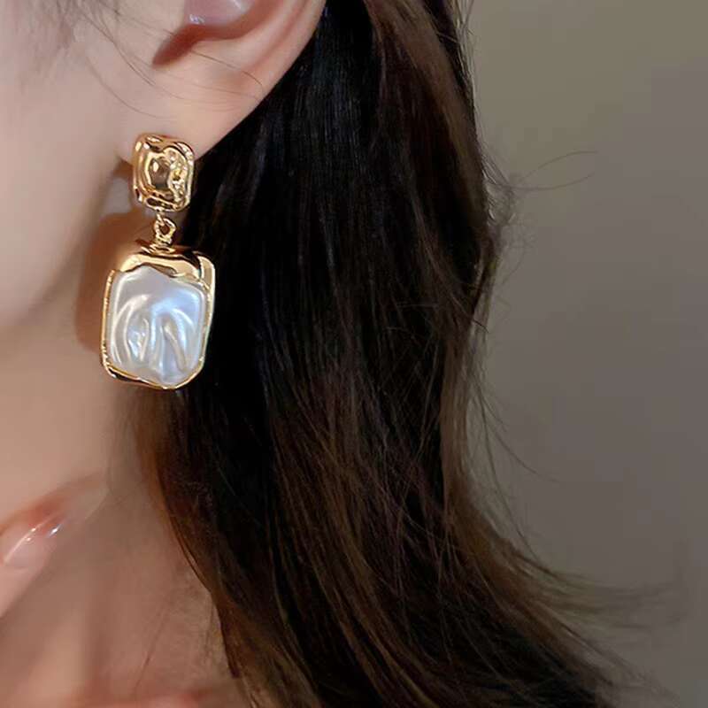 Elegant and luxurious gold-plated square pleated niche, Baroque pearl antique style women's earrings