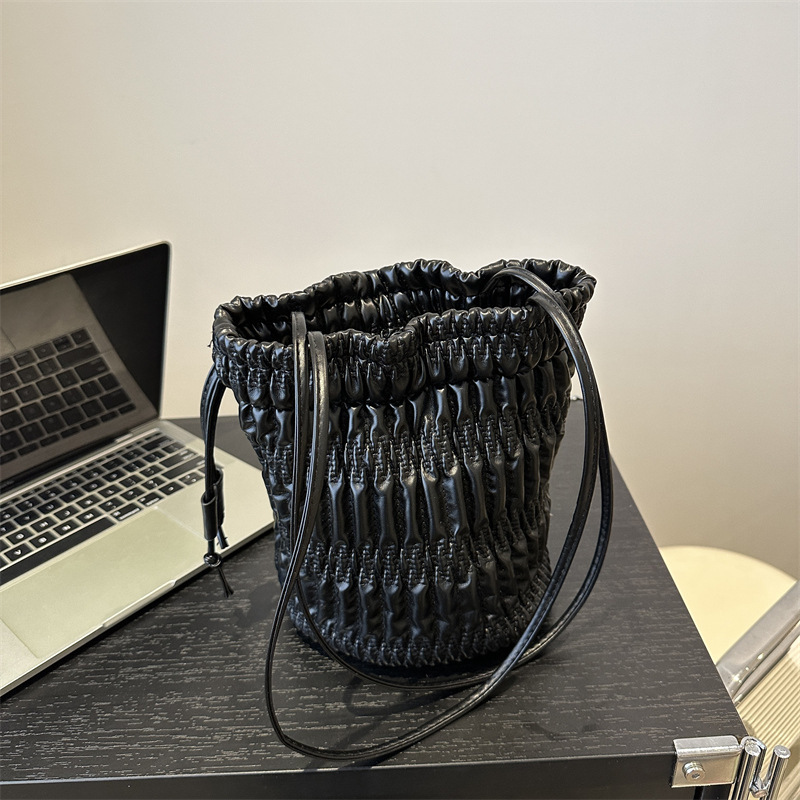 Free Delivery Designer Bag Internet Celebrity Fashion Gentle Pleated Single Shoulder 2025 Spring New Versatile Ins Armpit Bucket For Women Luxury Bag