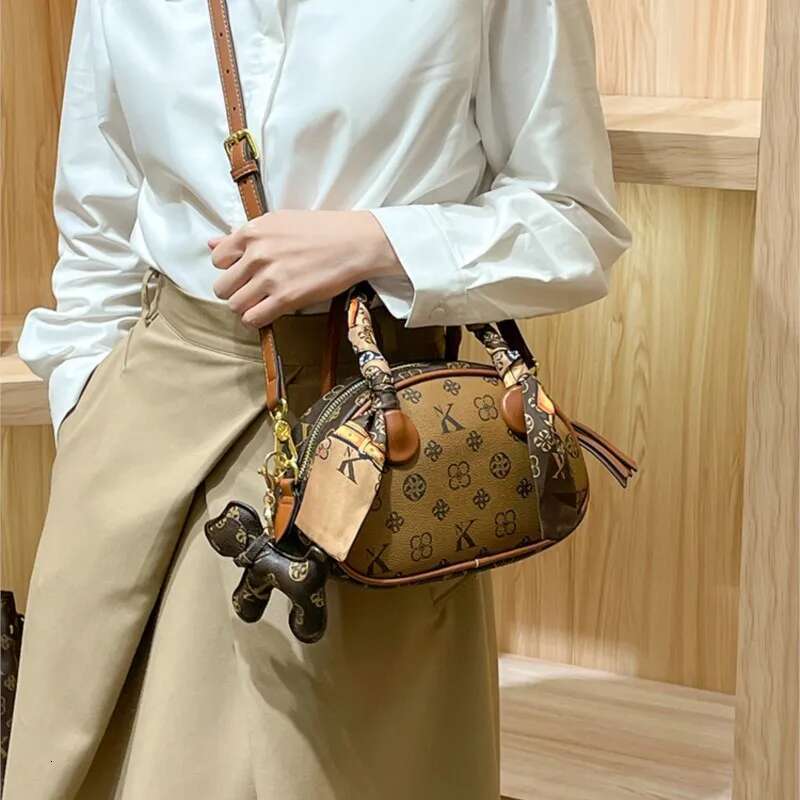 Brand Women's Handbag 2025 New Autumn And Winter High-End Texture Niche Designer Light Shoulder Crossbody Shell Bag