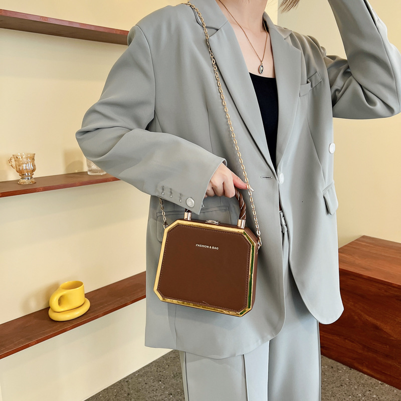 French Chain Box for Women 2025 New and Versatile Single Shoulder Crossbody Fashionable Handheld Small Square Bag