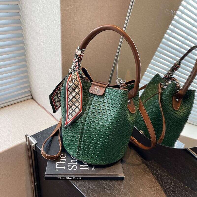 Women's bucket bag shoulder bag 2025 hot sale crossbody bag handbag rhombus messenger bag large capacity to send silk scarves