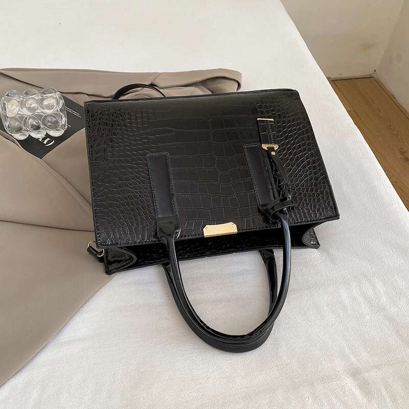 Crocodile Crossbody Patent Leather Women's Messenger Bag High Quality Ladies Handbag