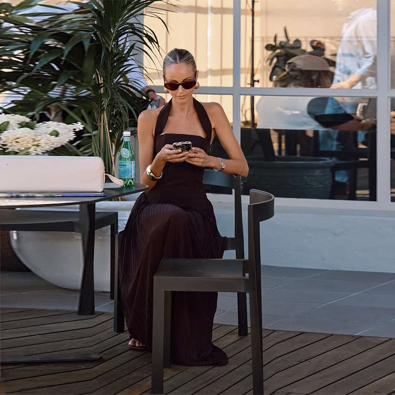 Hanging neck, strapless, pleated European American 2025 spring new socialite style waist cinched long skirt, chic and elegant clothing