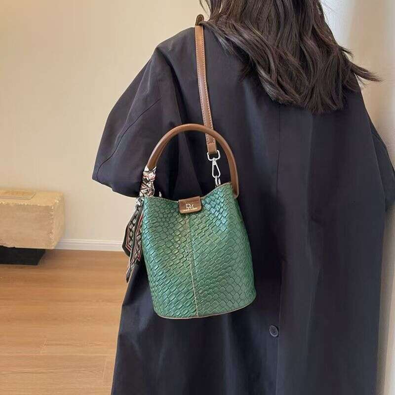 Women's bucket bag shoulder bag 2025 hot sale crossbody bag handbag rhombus messenger bag large capacity to send silk scarves