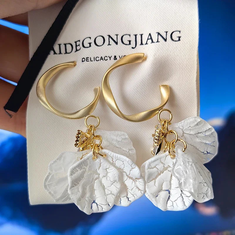 White Shell Earrings for Women Small Hoop Flower White Petal Pendant Earrings Sweet Jewelry Gift Female 250520