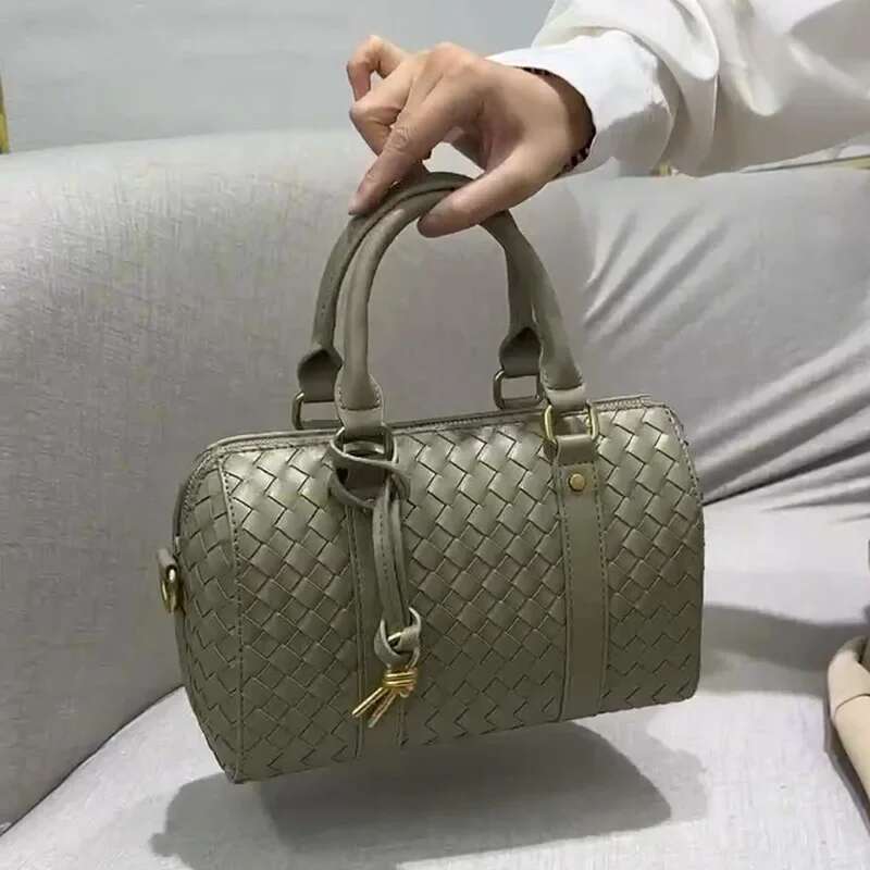 2025 Autumn/Winter New Versatile Argyllcow Leather Woven Business Commuter Handbag Crossbody Single Shoulder Pillow Bag