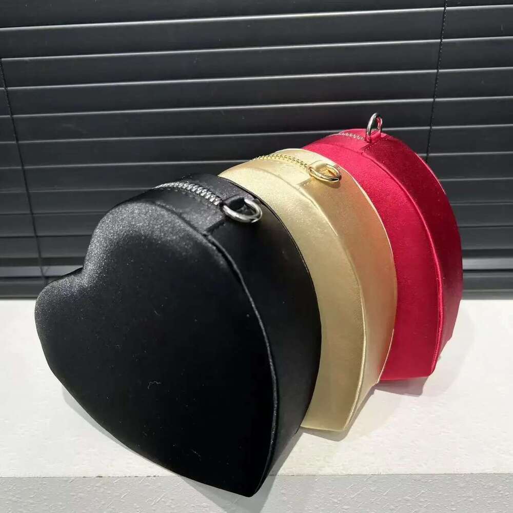 Ladies' Fashionable Elegant Dinner Love Shoulder Bag, Small And Exquisite Chain Diagonal Cross Bag