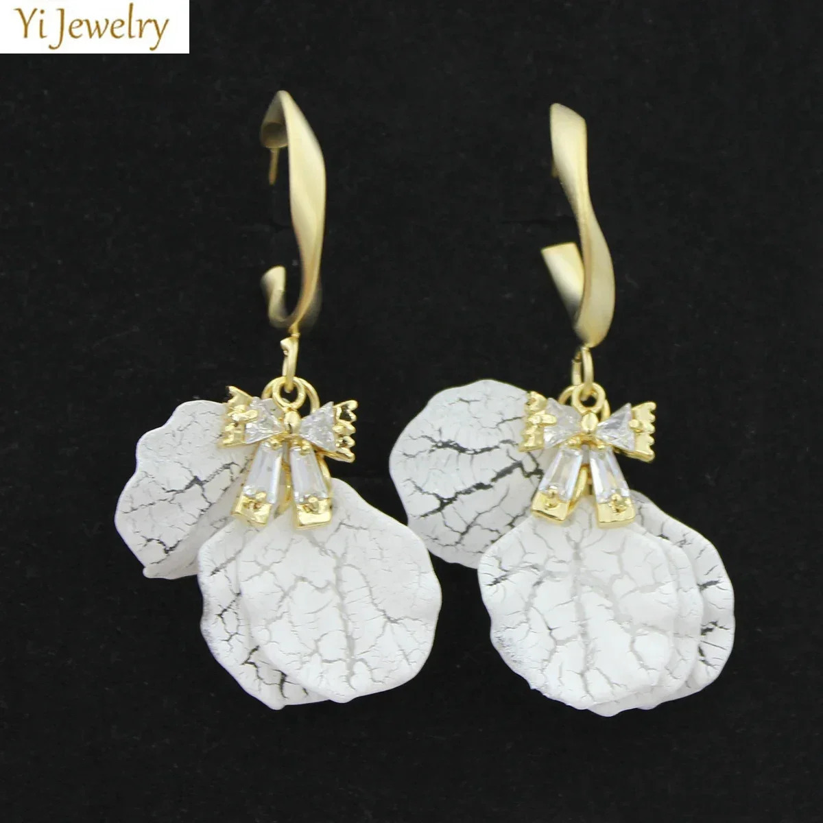White Shell Earrings for Women Small Hoop Flower White Petal Pendant Earrings Sweet Jewelry Gift Female 250520
