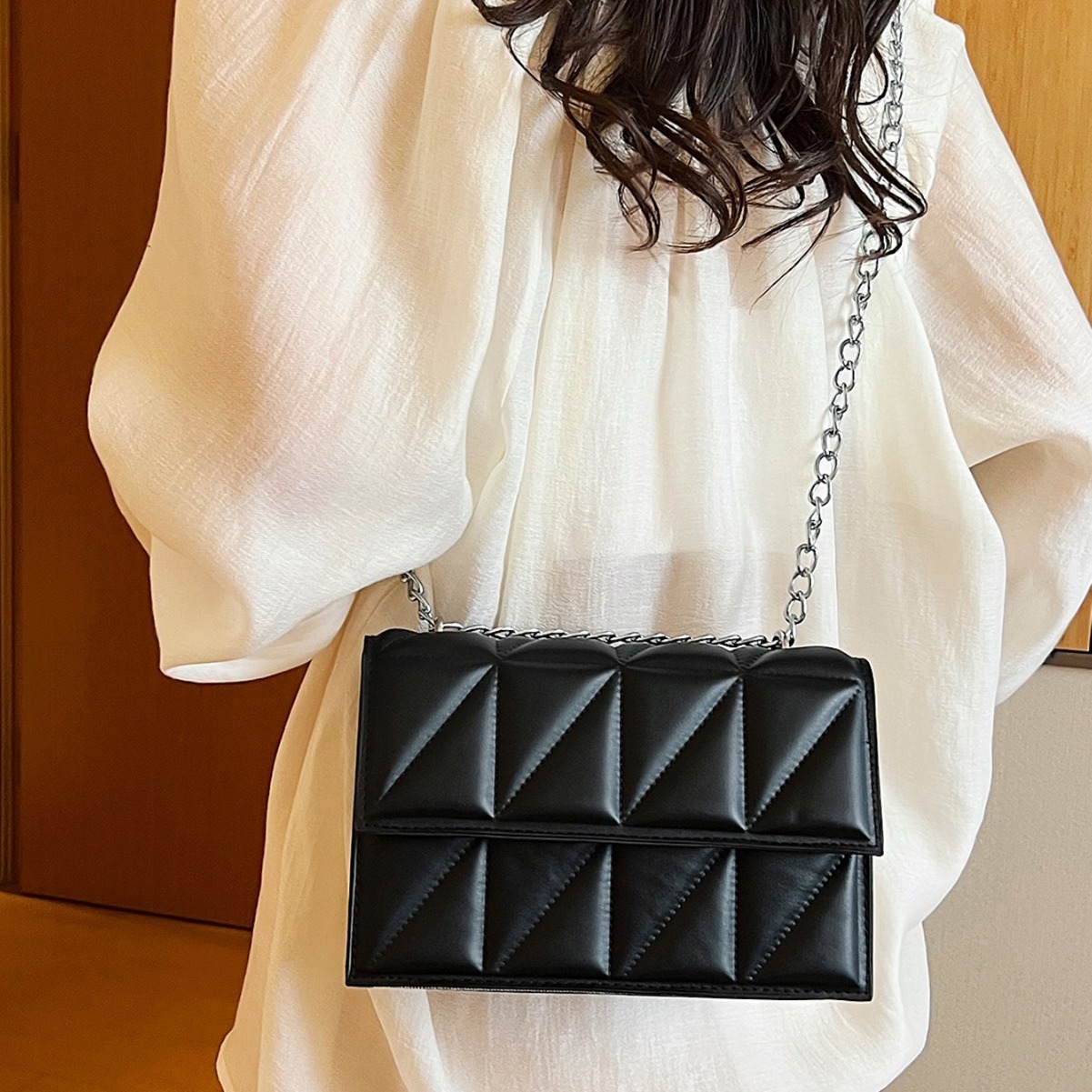 Top brand high-quality autumn series women's 2025 new Lingge niche crossover fashion underarm chain solid color shoulder bag free designer bag