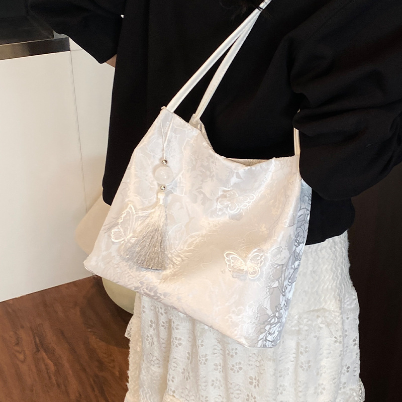 New Chinese style handbag for women in 2025, niche and popular butterfly embroidery shoulder bag, large capacity bucket bag