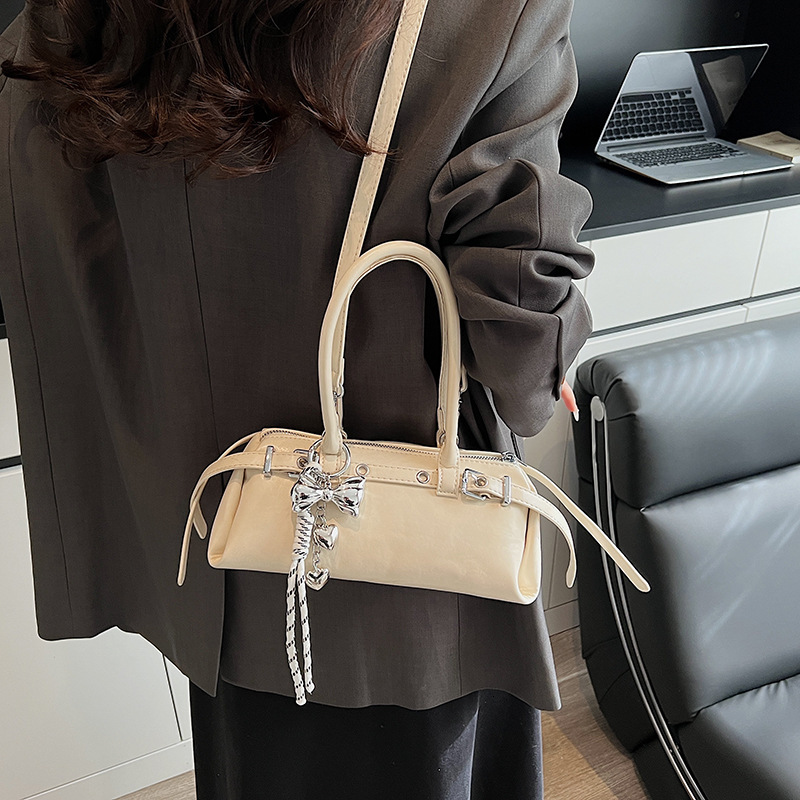 Handheld fashionable casual baguette for women in spring 2025 new high-end and versatile commuting shoulder crossbody bag