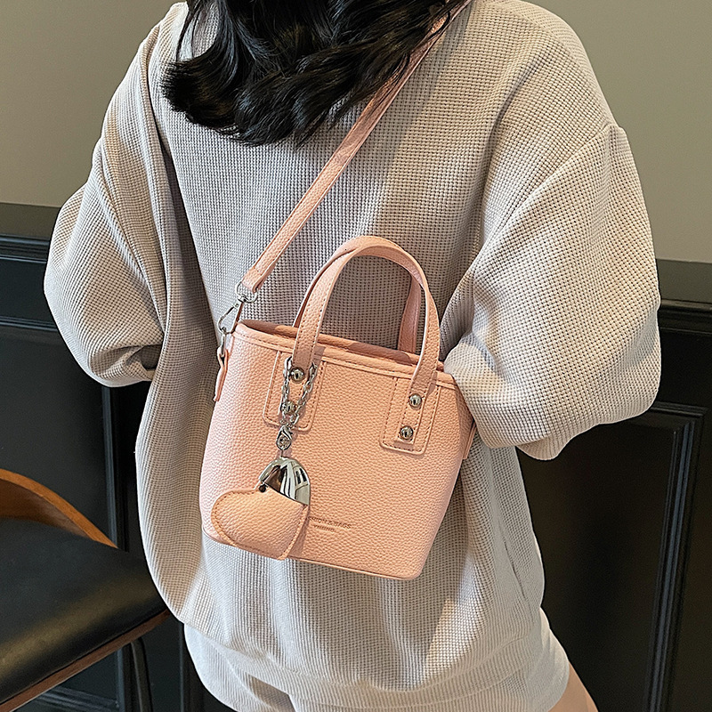 2025 Women's New Spring and Summer Fashion Popular Handheld Bucket Bag Large Capacity Versatile Casual Designer Single Niche Design Shoulder Cros