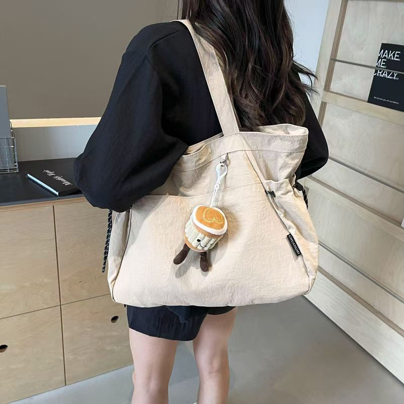 Casual canvas class commuting tote for women large capacity 2025 new spring/summer versatile this year's popular shoulder bag