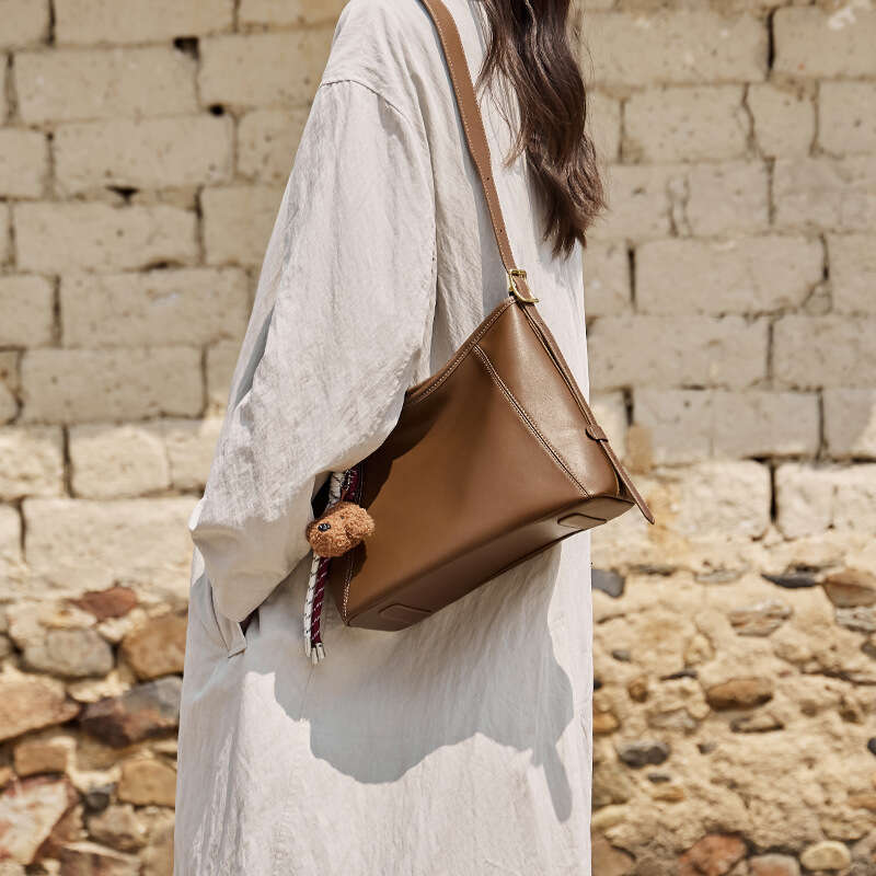 Tote Bag New Versatile Leather Niche Fashion Design Sense Shoulder Bag Women S Commuting Large Capacity Tote Bag Lady Bags