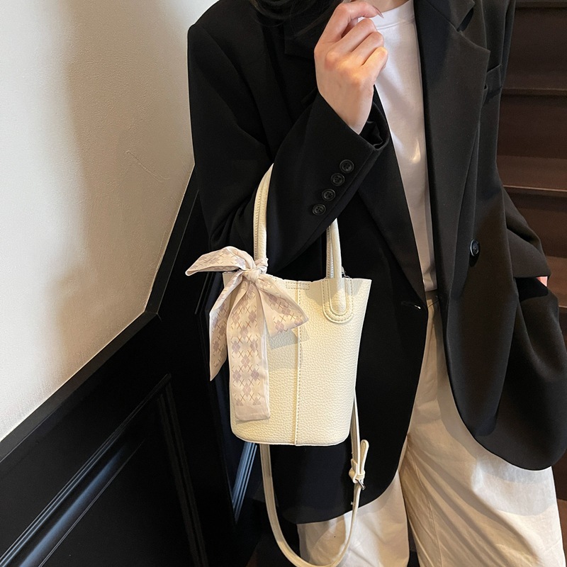 2025 New High end Handbag for Women Popular and niche design Single shoulder crossbody bag Korean version Versatile Bucket bag