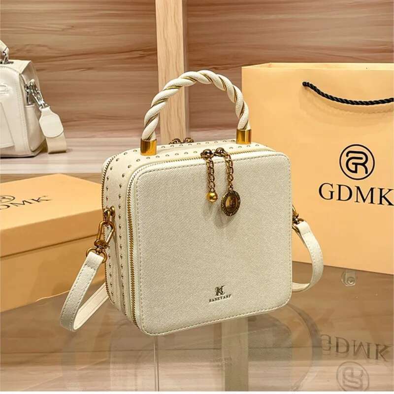 Light Brand Women's 2025 New Embroidered Box Bag, Fashionable Designer High-End Single Shoulder Crossbody Bag
