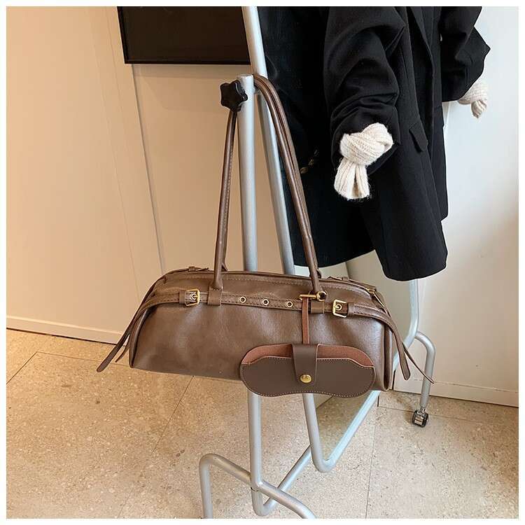 Korean niche baguette women with high-end feel, new retro one shoulder underarm bag women, a versatile and trendy fashion for 2025. Instagram