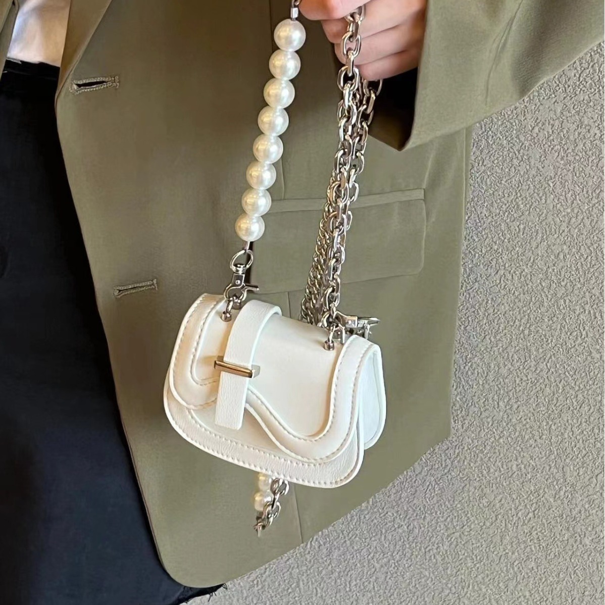 Mini small for women 2025 new spring and summer high-end texture niche design fashionable pearl chain crossbody bag